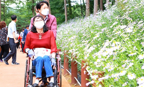 성주군사진 (휠체어도 편안히 다닐수 있는 가야산 무장애나눔 숲길 방문-성주군 지체장애인협회1).JPG