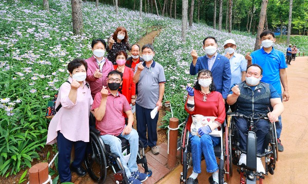 성주군사진 (휠체어도 편안히 다닐수 있는 가야산 무장애나눔 숲길 방문-성주군 지체장애인협회2).JPG