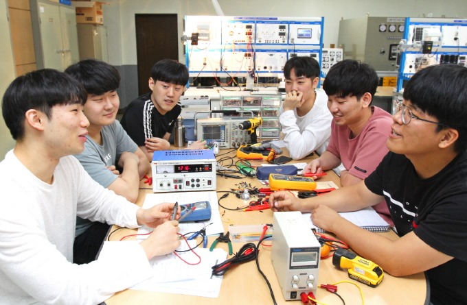 사진2) 전기산업기사를 준비하는 전기에너지과 학생들.JPG