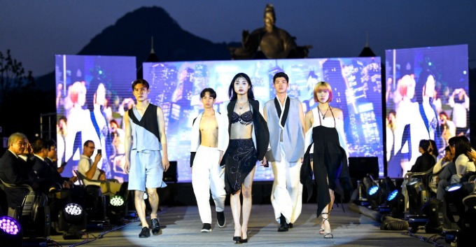 영주-1-6 픙기인견 패션쇼가 서울 광화문 광장의 금요일 저녁을 밝게 빛냈다.jpeg