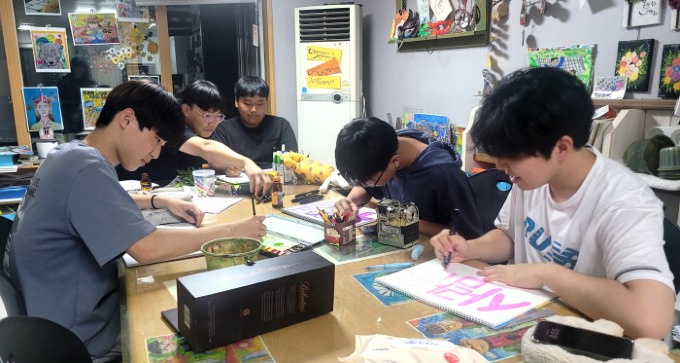 김동준 군과 친구들은 학원 수업이 끝난 늦은 저녁에 모여 김재욱 군수에게 보낼 장문의 글을 작성하고 워커 장군을 알리기 위한 퍼포먼스를 펼쳤다. (3).JPG