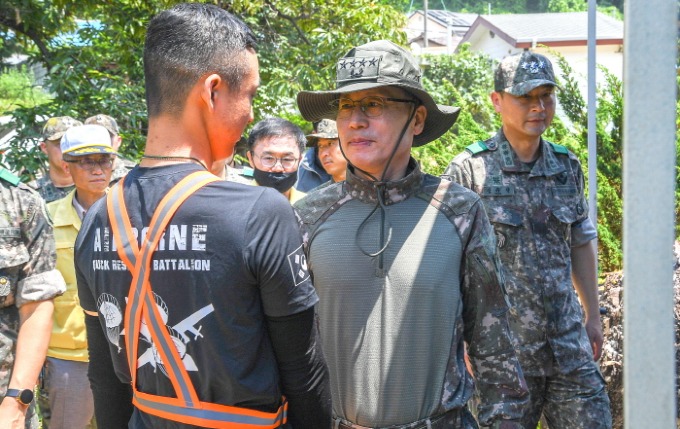 영주-1-5 박정환 육군참모총장이 수해복구 지원중인 장병을 격려하고 있다.jpg