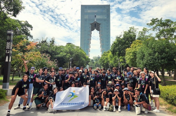 15일 경주엑스포대공원을 찾은 대만 잼버리 대원들이 경주타워를 배경으로 기념사진을 찍고 있다.jpg