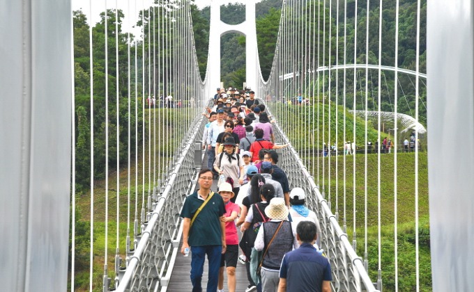 영주-1-5 ‘영주댐’ 준공 기념 ‘건강걷기대회’ 참가자들이 용두교를 걷고 있다.jpg