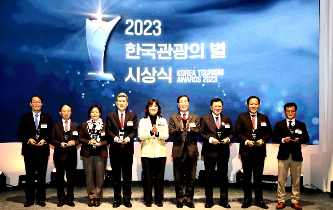 1-3. 주낙영 시장(왼쪽에서 세번째)을 포함한 수상자들이 13일 서울 용산 드래곤시티 호텔에서 열린 2023 한국관광의 별 행사에 참석해 수상 후 기념촬영을 하고 있다.jpg