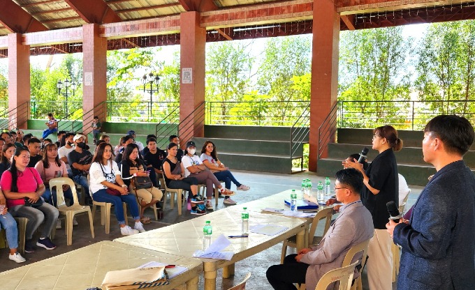 영주-1-3 계절근로자 설명회를 찾은 필리핀 현지민들이 설명을 주의깊게 듣고 있다.jpg