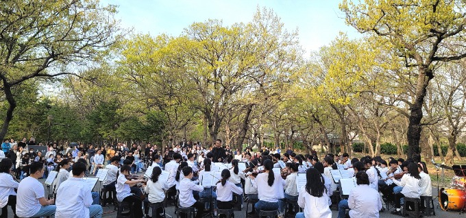 2-2. 청소년오케스트라‘봄이왔나봄’버스킹 공연 성료.jpg