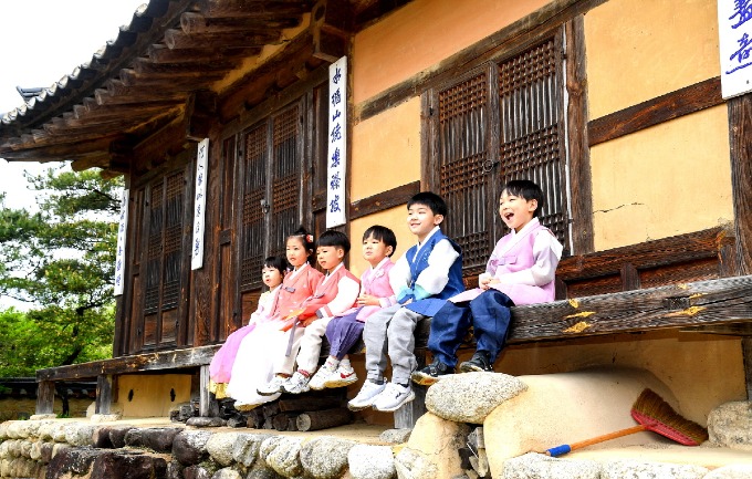 영주-1-1 지난해 선비문화축제 기간 선비촌을 찾은 아이들이 비를 피해 처마 밑에 앉아있다.jpg