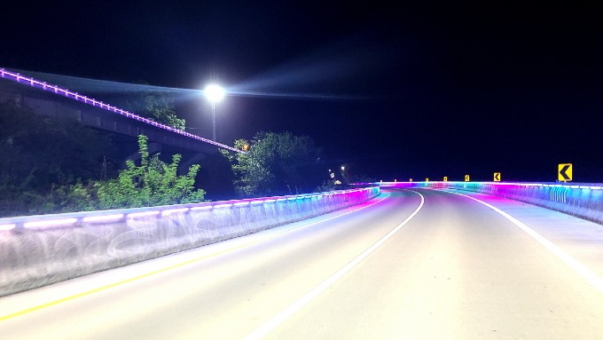 건설과) ‘팔조령 도로’ 빛과 색을 더한 안전한 길로 변모.jpg